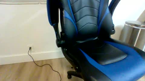 i erupt if you suck ur nipples 4 me and look at the camera while watching me online show from 21, 4, 2026