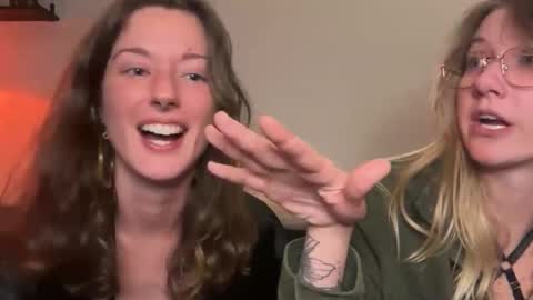 Snapshot of 2girls1boat chatting on 17, 11, 2025 Zenon Zelda online show from 17, 11, 2025