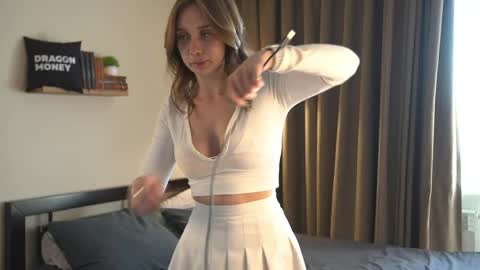 Snapshot of 2girls_1dream chatting on 19, 5, 2026 Elley online show from 19, 5, 2026