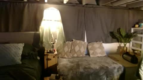 2hungrichards23 online show from 10, 4, 2026