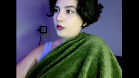 Snapshot of _atenea_golden chatting on 17, 12, 2025 atenea online show from 17, 12, 2025