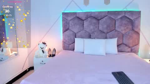 _aurora_collins_ online show from 19, 12, 2025