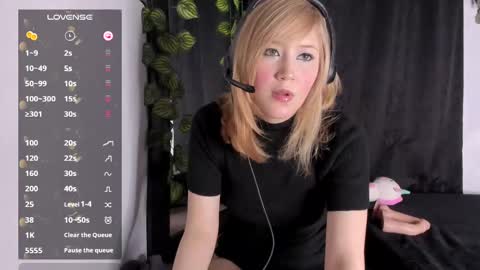 Snapshot of _avril_moore_ chatting on 25, 2, 2025 _avril_moore_ online show from 25, 2, 2025