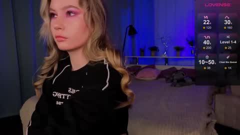 Snapshot of _bellaclark chatting on 27, 11, 2025 Bella online show from 27, 11, 2025