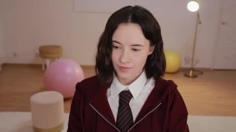 Essie  online show from 15, 10, 2025