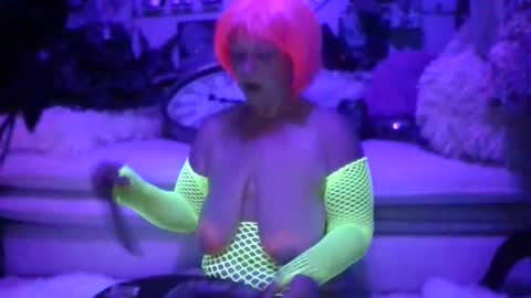 _hitgirly_ online show from 4, 3, 2026