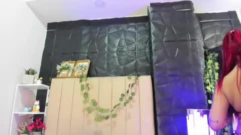 Snapshot of _johana18 chatting on 4, 12, 2025 Mia online show from 4, 12, 2025