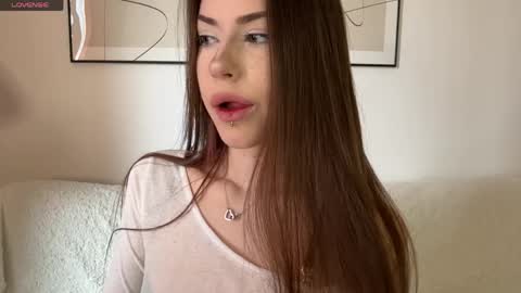 Sofia Help me make hotter shows with 200 thumbs up online show from 19, 4, 2026