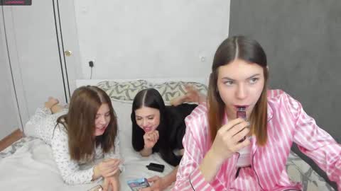 Snapshot of _kirieshka chatting on 16, 2, 2025 Molly   Emily online show from 16, 2, 2025