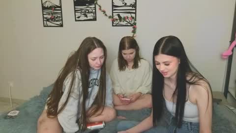 Snapshot of _kirieshka chatting on 12, 3, 2025 Molly   Emily online show from 12, 3, 2025