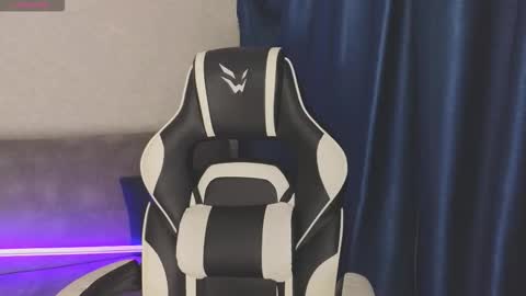 Snapshot of _kirieshka chatting on 14, 9, 2025 Molly   Emily online show from 14, 9, 2025