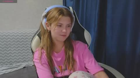 Snapshot of _kirieshka chatting on 22, 9, 2025 Molly   Emily online show from 22, 9, 2025