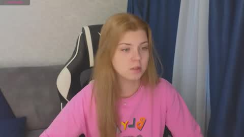 Snapshot of _kirieshka chatting on 12, 10, 2025 Molly   Emily online show from 12, 10, 2025