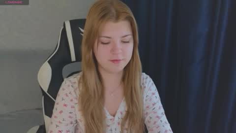 Snapshot of _kirieshka chatting on 15, 10, 2025 Molly   Emily online show from 15, 10, 2025