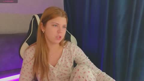 Snapshot of _kirieshka chatting on 19, 10, 2025 Molly   Emily online show from 19, 10, 2025