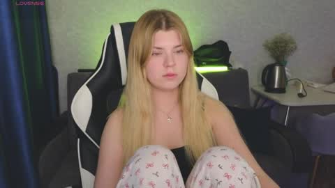 Snapshot of _kirieshka chatting on 25, 4, 2026 Molly Emily online show from 25, 4, 2026