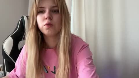 Snapshot of _kirieshka chatting on 20, 6, 2026 Molly Emily online show from 20, 6, 2026