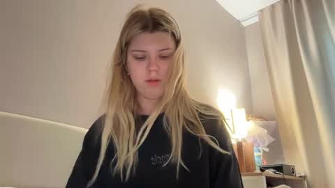 Snapshot of _kirieshka chatting on 27, 7, 2026 Molly Emily online show from 27, 7, 2026