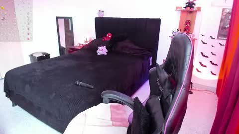 Snapshot of _lucyx__ chatting on 3, 2, 2026 Queen. Help me reach 100 thumbs up online show from 3, 2, 2026