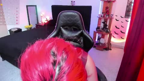 Snapshot of _lucyx__ chatting on 31, 3, 2026 Queen. Help me reach 100 thumbs up online show from 31, 3, 2026