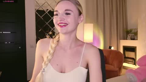 Snapshot of _mila_lux_ chatting on 13, 7, 2026 Mila online show from 13, 7, 2026