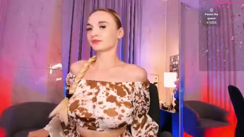 Snapshot of _mila_lux_ chatting on 15, 7, 2026 Mila online show from 15, 7, 2026