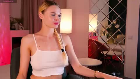 Snapshot of _mila_lux_ chatting on 25, 7, 2026 Mila online show from 25, 7, 2026