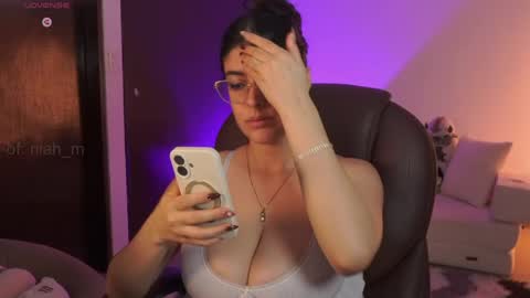 Snapshot of _niah chatting on 4, 6, 2026 NiniHelp me by giving my show a thumbs up online show from 4, 6, 2026