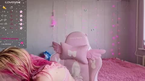 Snapshot of _pretty_ladies_ chatting on 7, 5, 2026 Ellie and Nika online show from 7, 5, 2026