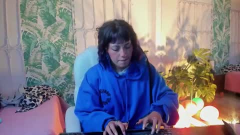 _sharlotte777 online show from 12, 1, 2026