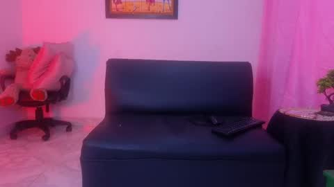   0900 p.m a 0500 a.m Colombia time UTC -5  online show from 8, 3, 2026