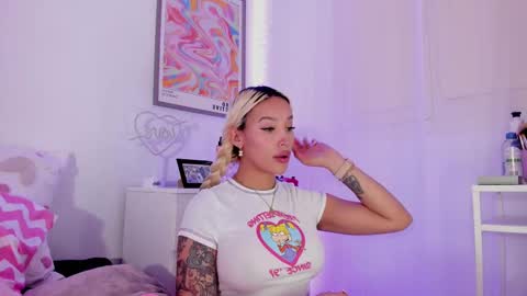 Snapshot of _viioletweekend_ chatting on 3, 3, 2025 online show from 3, 3, 2025