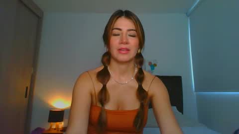 Snapshot of _violeta_white_ chatting on 11, 3, 2025 Violeta online show from 11, 3, 2025