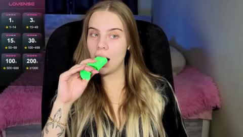 Snapshot of _wednesday_addams_ chatting on 22, 10, 2025 Vera online show from 22, 10, 2025