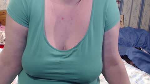 Snapshot of aamarillis chatting on 9, 11, 2025 NINA online show from 9, 11, 2025