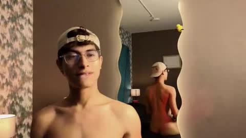 Snapshot of aaron_eze chatting on 6, 11, 2025 Aaron Ezequiel online show from 6, 11, 2025