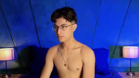 Snapshot of aaron_eze chatting on 2, 12, 2025 Aaron Ezequiel online show from 2, 12, 2025