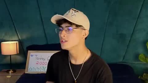 Snapshot of aaron_eze chatting on 3, 12, 2025 Aaron Ezequiel online show from 3, 12, 2025