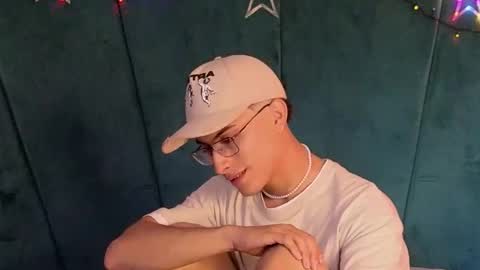 Snapshot of aaron_eze chatting on 13, 12, 2025 Aaron Ezequiel online show from 13, 12, 2025