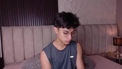 Snapshot of aaron_eze chatting on 6, 1, 2026 Aaron Ezequiel online show from 6, 1, 2026