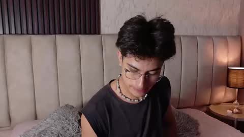 Snapshot of aaron_eze chatting on 7, 1, 2026 Aaron Ezequiel online show from 7, 1, 2026