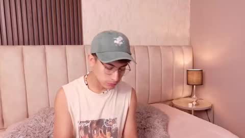 Snapshot of aaron_eze chatting on 8, 1, 2026 Aaron Ezequiel online show from 8, 1, 2026