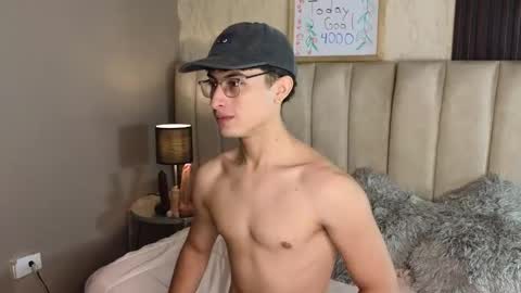 Snapshot of aaron_eze chatting on 12, 1, 2026 Aaron Ezequiel online show from 12, 1, 2026