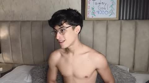 Snapshot of aaron_eze chatting on 13, 1, 2026 Aaron Ezequiel online show from 13, 1, 2026