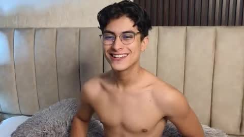 Snapshot of aaron_eze chatting on 16, 1, 2026 Aaron Ezequiel online show from 16, 1, 2026