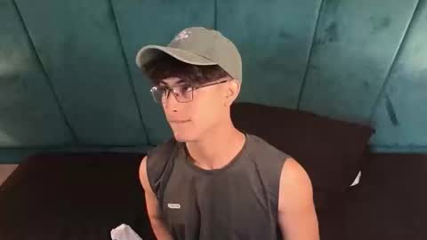 Snapshot of aaron_eze chatting on 10, 4, 2026 Aaron Ezequiel online show from 10, 4, 2026