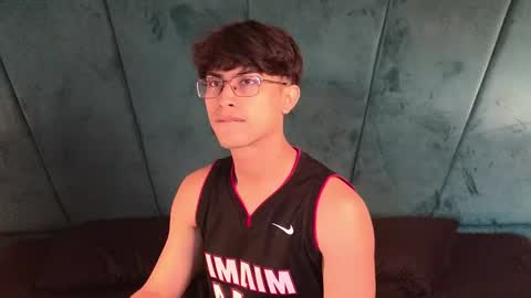 Snapshot of aaron_eze chatting on 11, 4, 2026 Aaron Ezequiel online show from 11, 4, 2026