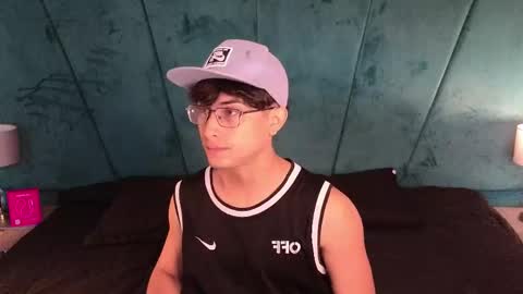 Snapshot of aaron_eze chatting on 12, 4, 2026 Aaron Ezequiel online show from 12, 4, 2026