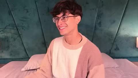 Snapshot of aaron_eze chatting on 14, 4, 2026 Aaron Ezequiel online show from 14, 4, 2026