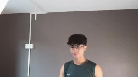 Snapshot of aaron_eze chatting on 18, 4, 2026 Aaron Ezequiel online show from 18, 4, 2026